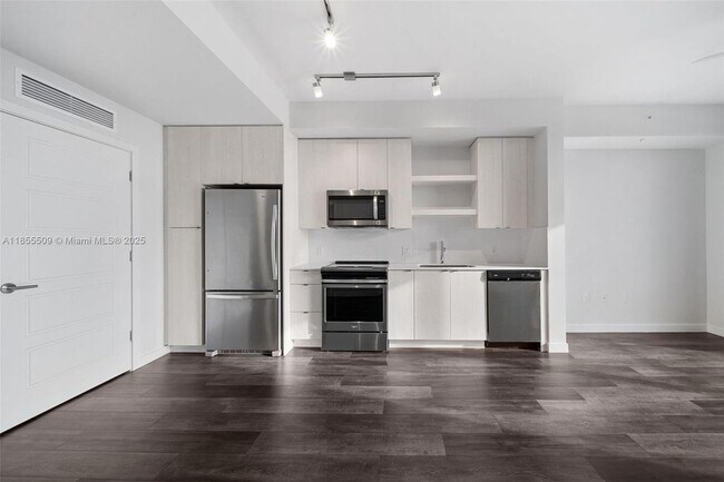 Building Photo - 555 NE 8th St