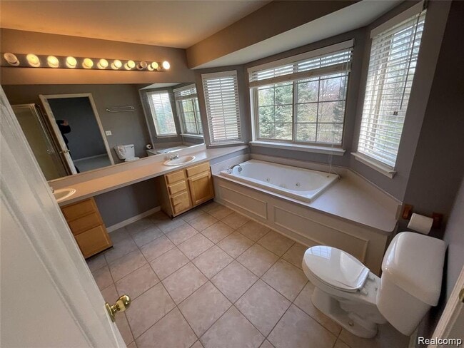 Building Photo - 8767 Hardwood Dr