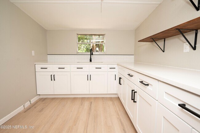 Building Photo - 313 Suzanne Dr