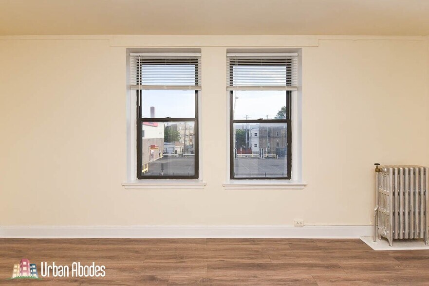 Building Photo - 3314 W Diversey Ave