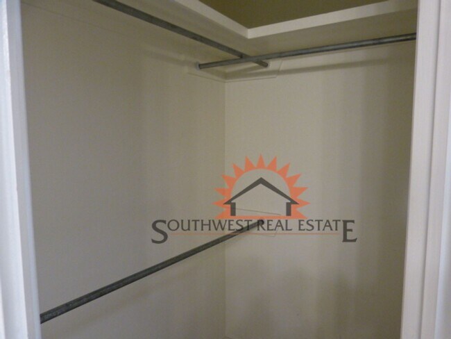 Building Photo - Beautiful 3 bedroom 2 bath brick home