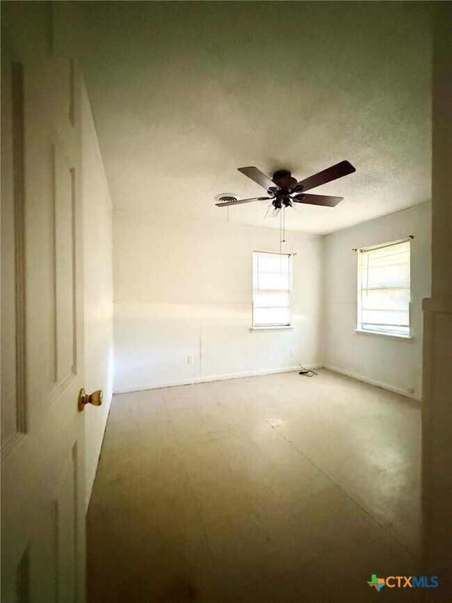 Building Photo - 607 Curry Ave