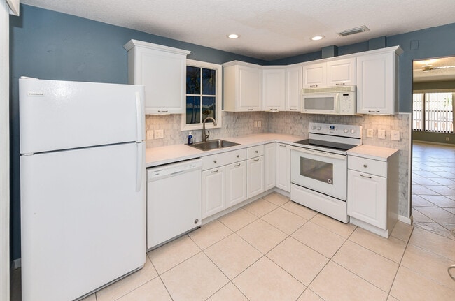 Building Photo - 7914 SE Villa Cir