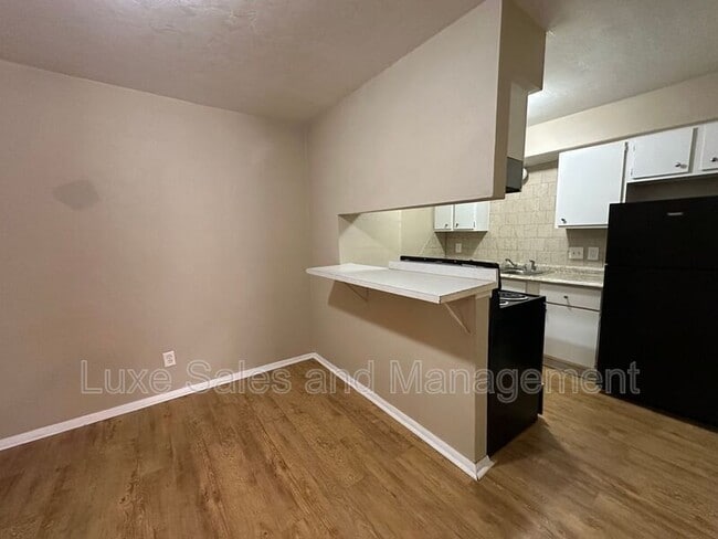 Building Photo - 6016 NW Expressway