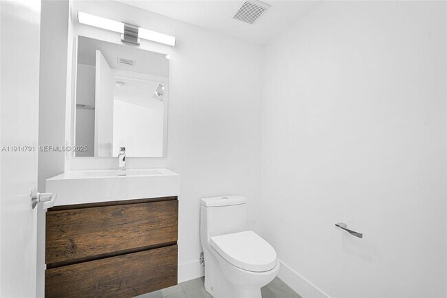 Building Photo - 16485 Collins Ave