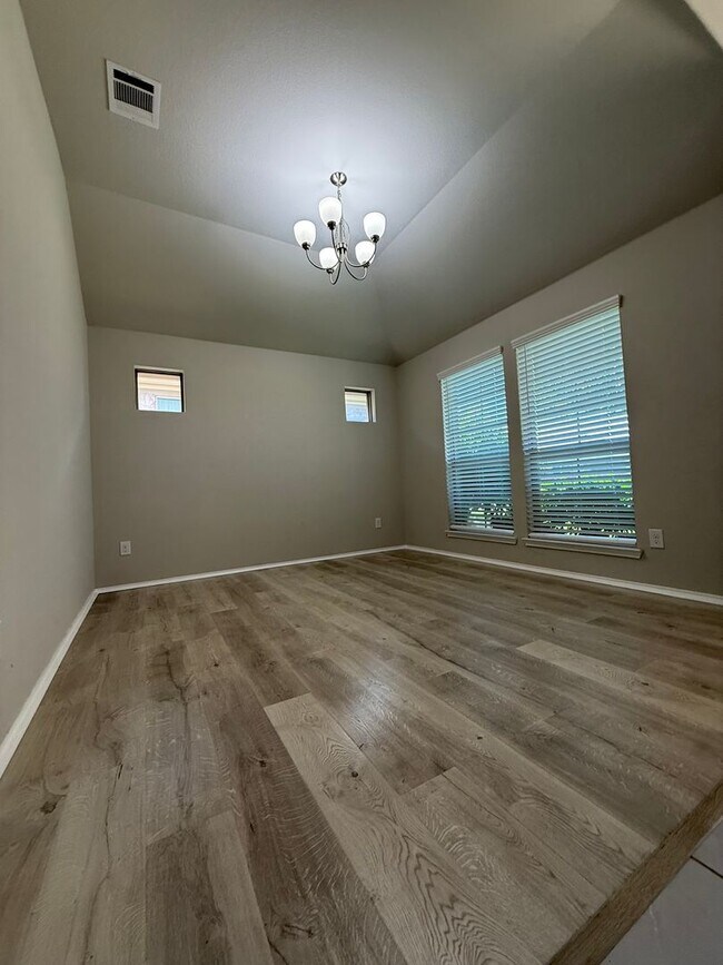 Building Photo - 3/2/2 Heights of Weatherford Estates