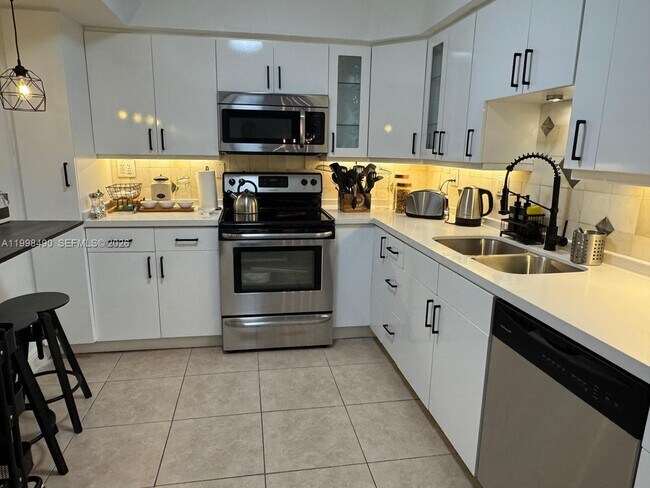 Building Photo - 3600 Mystic Pointe Dr