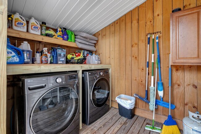 Building Photo - Old Town Furnished Studio Unit