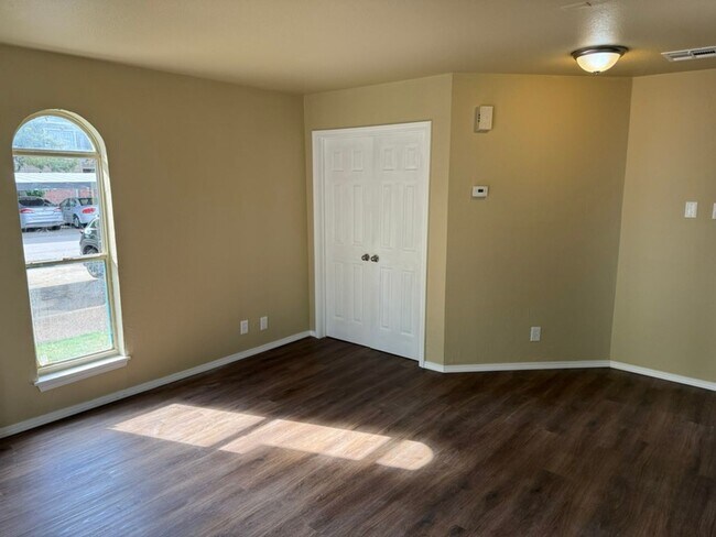 Building Photo - For lease! Well-located 1 bed, 1 bath condo with access to a community pool and a covered parking...
