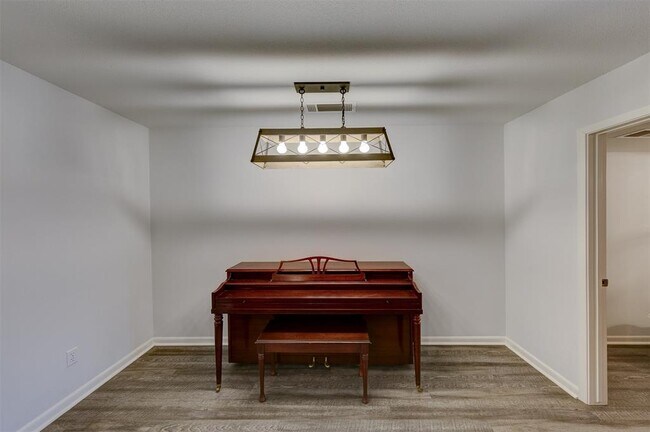 Building Photo - 2452 Country Club Dr