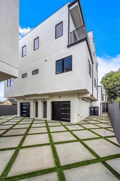 Building Photo - 4558 1/2 Saturn St