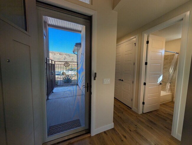 Building Photo - 951 N Main St