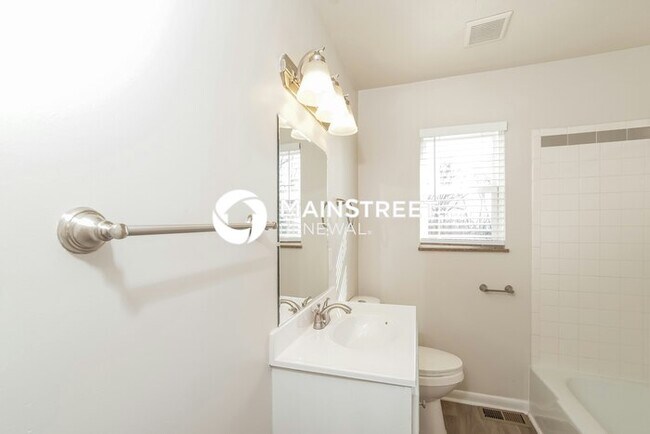Building Photo - 4 Bedroom Pet-Friendly Home in KINGSTON, TN with Main Street Renewal