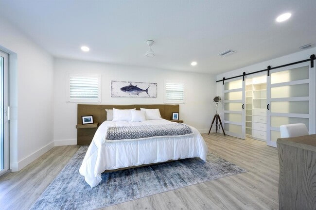 Building Photo - 8585 SE Palm St