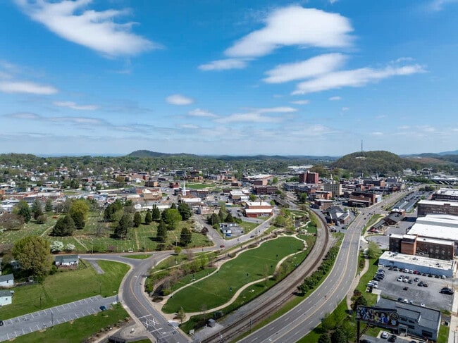 Building Photo - 220 Highland Ave