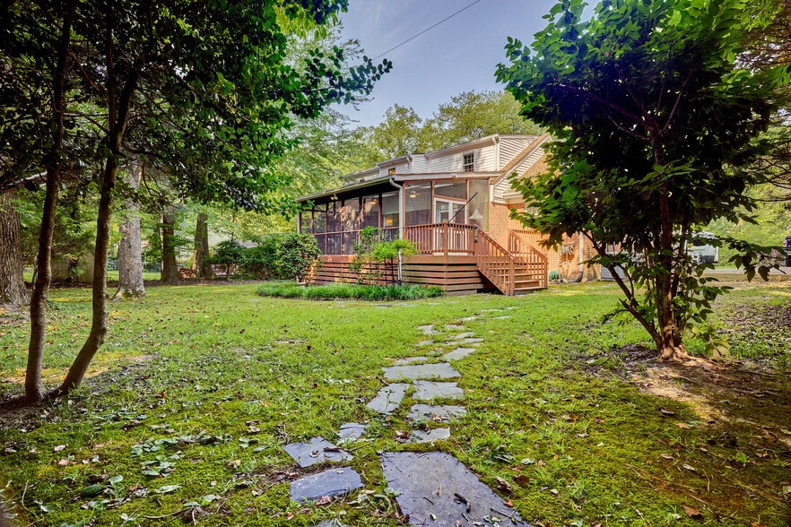 Large private wooded backyard oasis - 114 Richards Rd