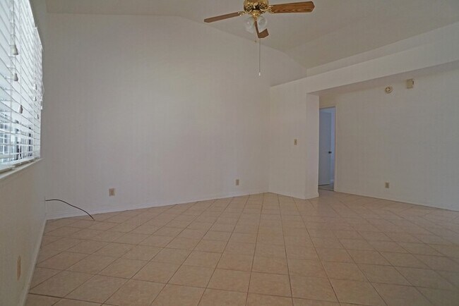 Building Photo - beautiful 3-bedroom, 2-bathroom single-story home in Roseville!