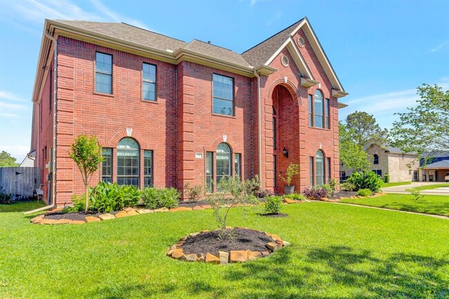 Building Photo - 301 Winding Oak Ln S