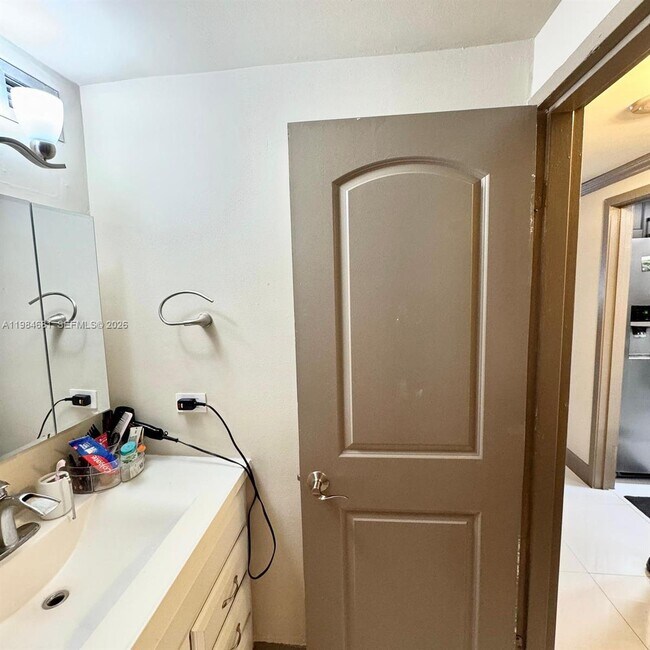 Building Photo - 999 Brickell Bay Dr