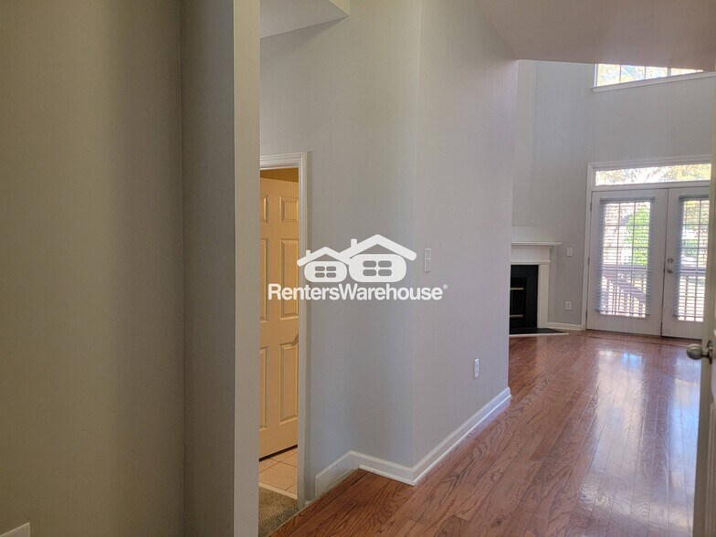 Building Photo - 52 Glenn St SE