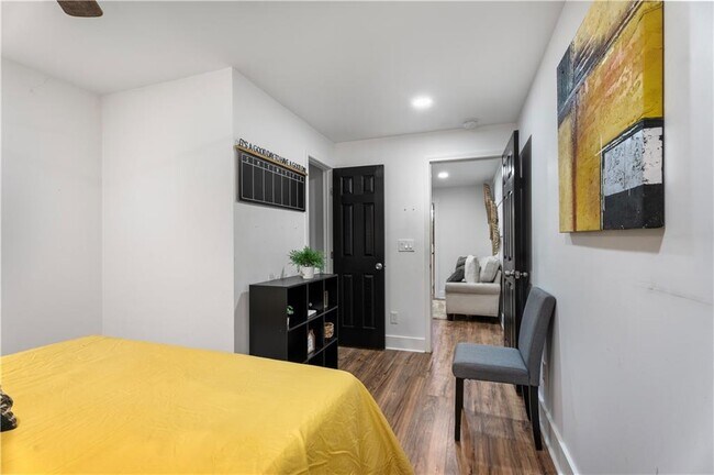 Building Photo - 2802 Palm Dr