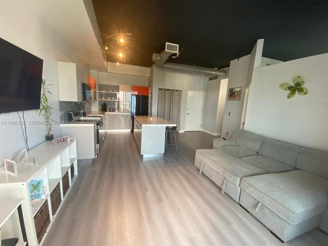 Building Photo - 10 SW South River Dr