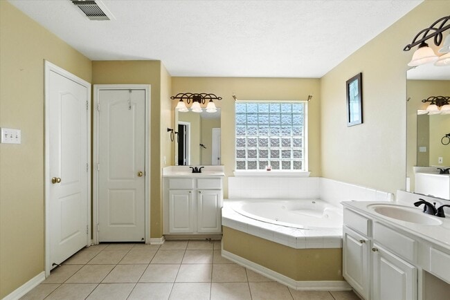 Building Photo - 16626 Bluefin St