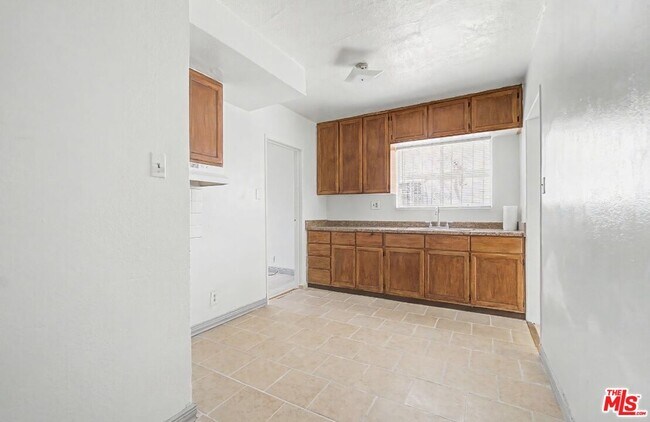 Building Photo - 12015 S Willowbrook Ave
