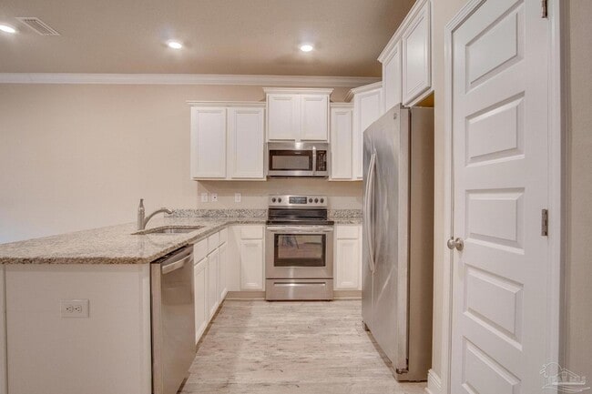 Building Photo - 310 S F St