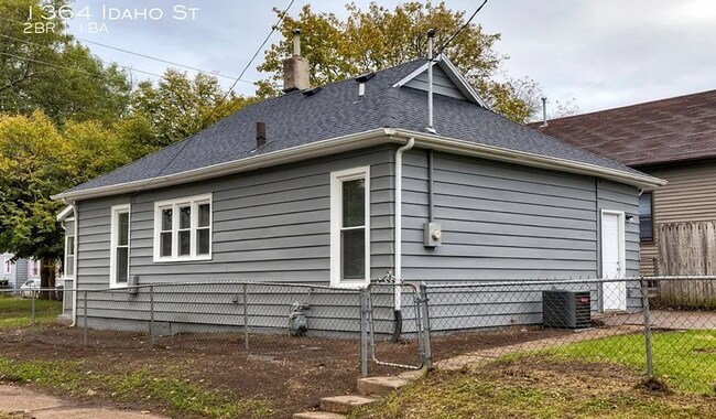 Building Photo - Spacious corner lot home with great natural light!