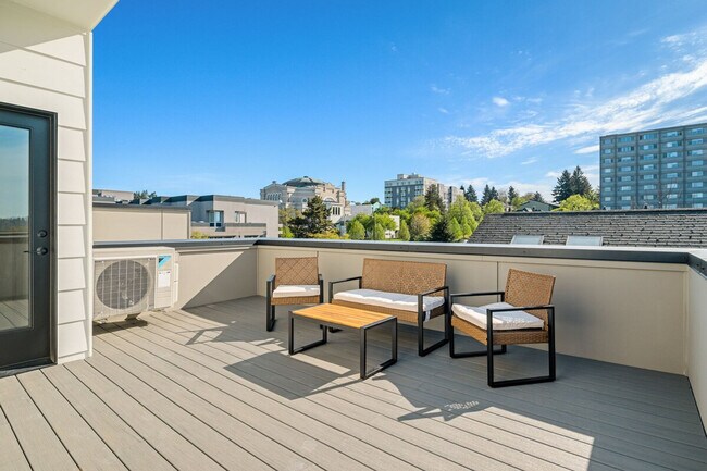 Building Photo - 1600 S Washington St