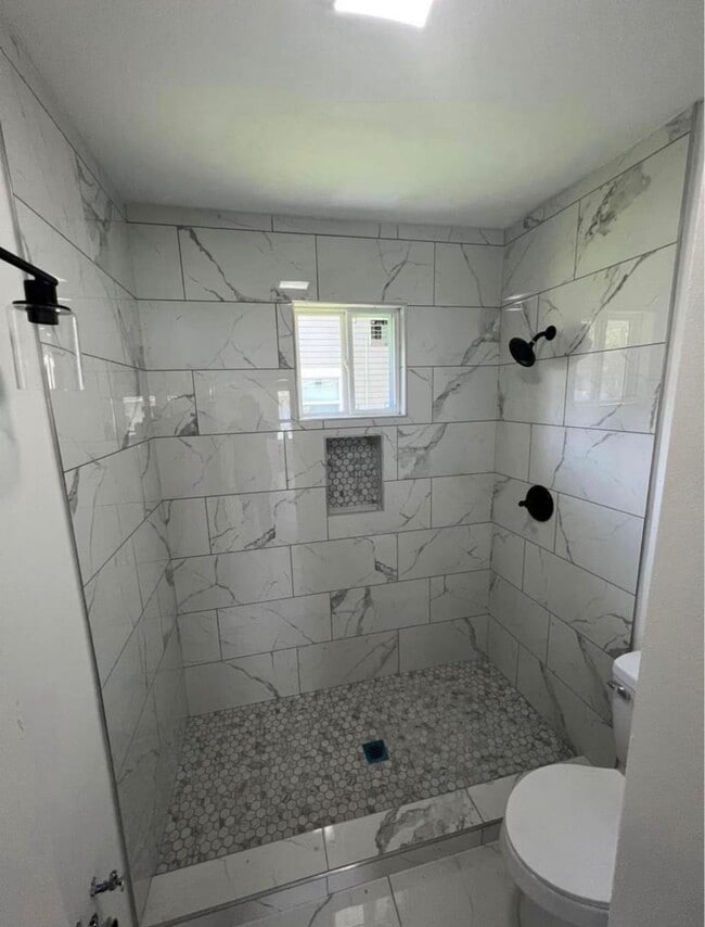 Building Photo - 2023 W Short 17th St