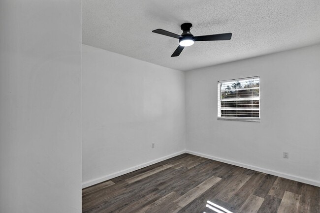 Building Photo - Charming 3-Bedroom Home with Porches in Eagle Lake