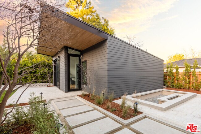 Building Photo - 1095 Chula Vista Pl