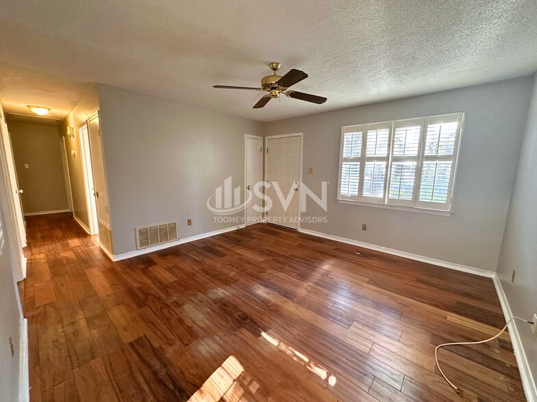 Building Photo - 56 Alan Dr