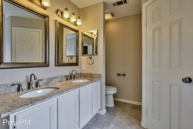 Building Photo - 5 br, 2.5 bath House - 2117 Summit Dr