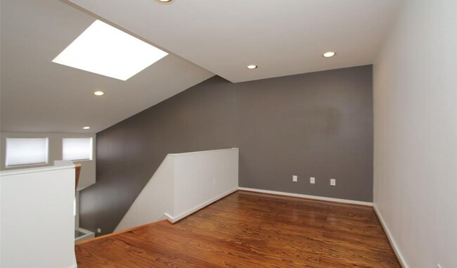 Building Photo - Modern 2/2 Townhome