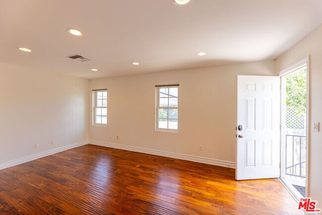 Building Photo - 12833 Delano St