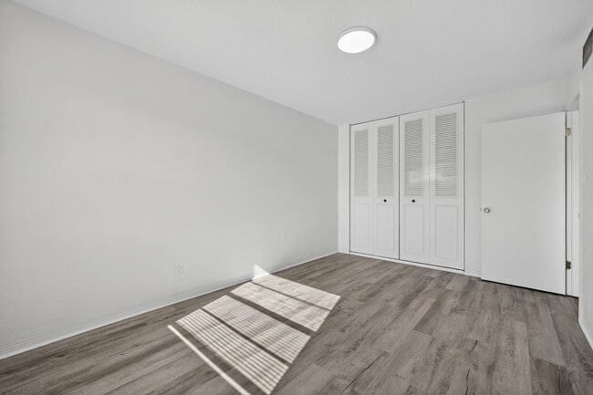 Building Photo - 2417 N Oleander Ave