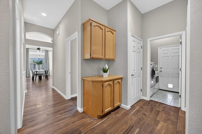 Building Photo - 2726 Genesee Dr