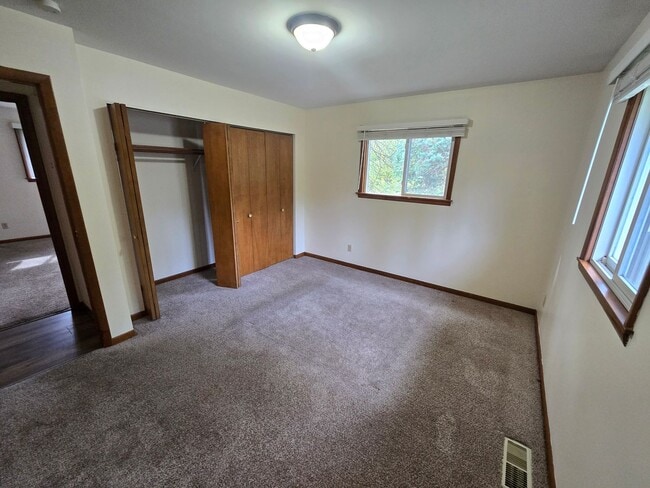 Building Photo - Updated 2 Bedroom Duplex