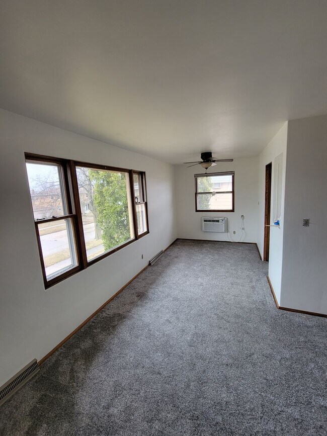 Building Photo - 1727 Silvercrest Dr