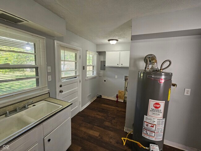 Building Photo - 2107 W Coil St