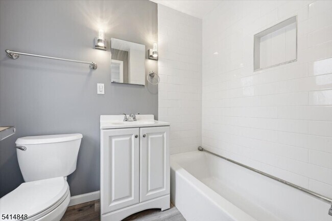 Building Photo - 92 George St