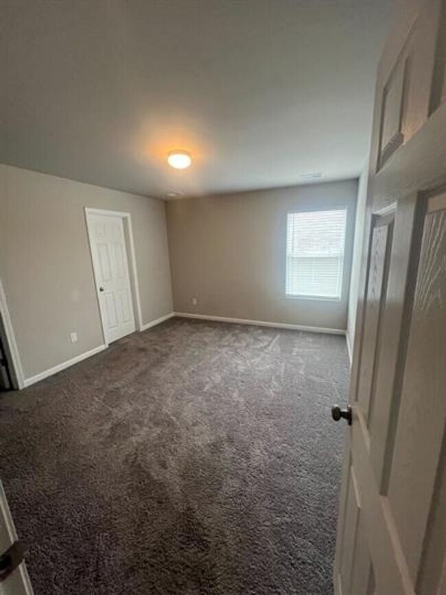Building Photo - Modern 3-Bedroom Home with Spacious Backya...