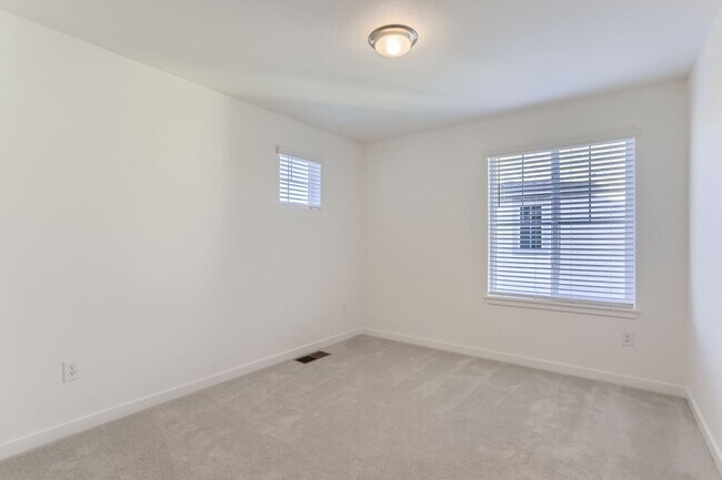 Building Photo - Stunning New Build in Aurora with Sleek Fi...