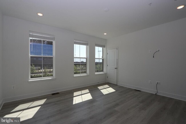 Building Photo - 2512 W Peninsula Dr