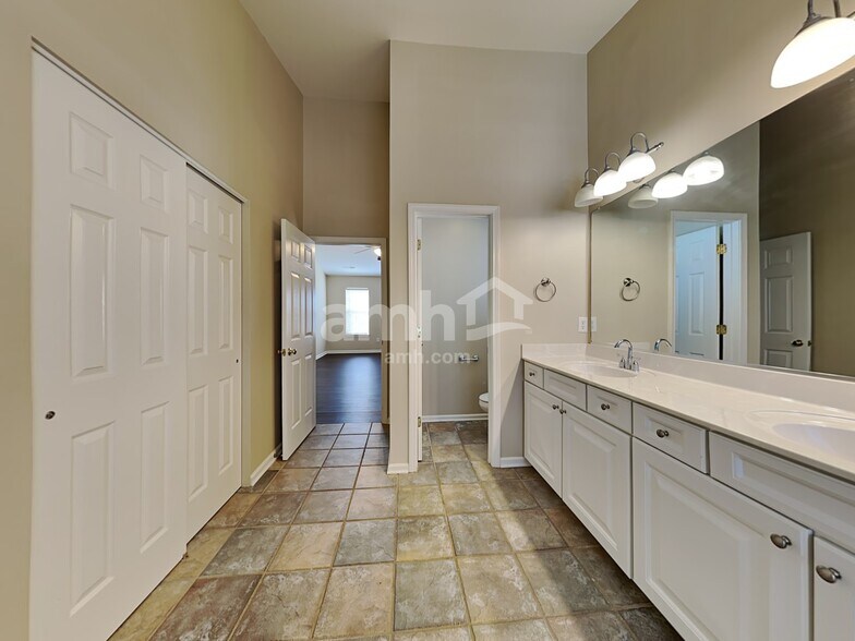 Building Photo - 2943 Glen Echo Ct