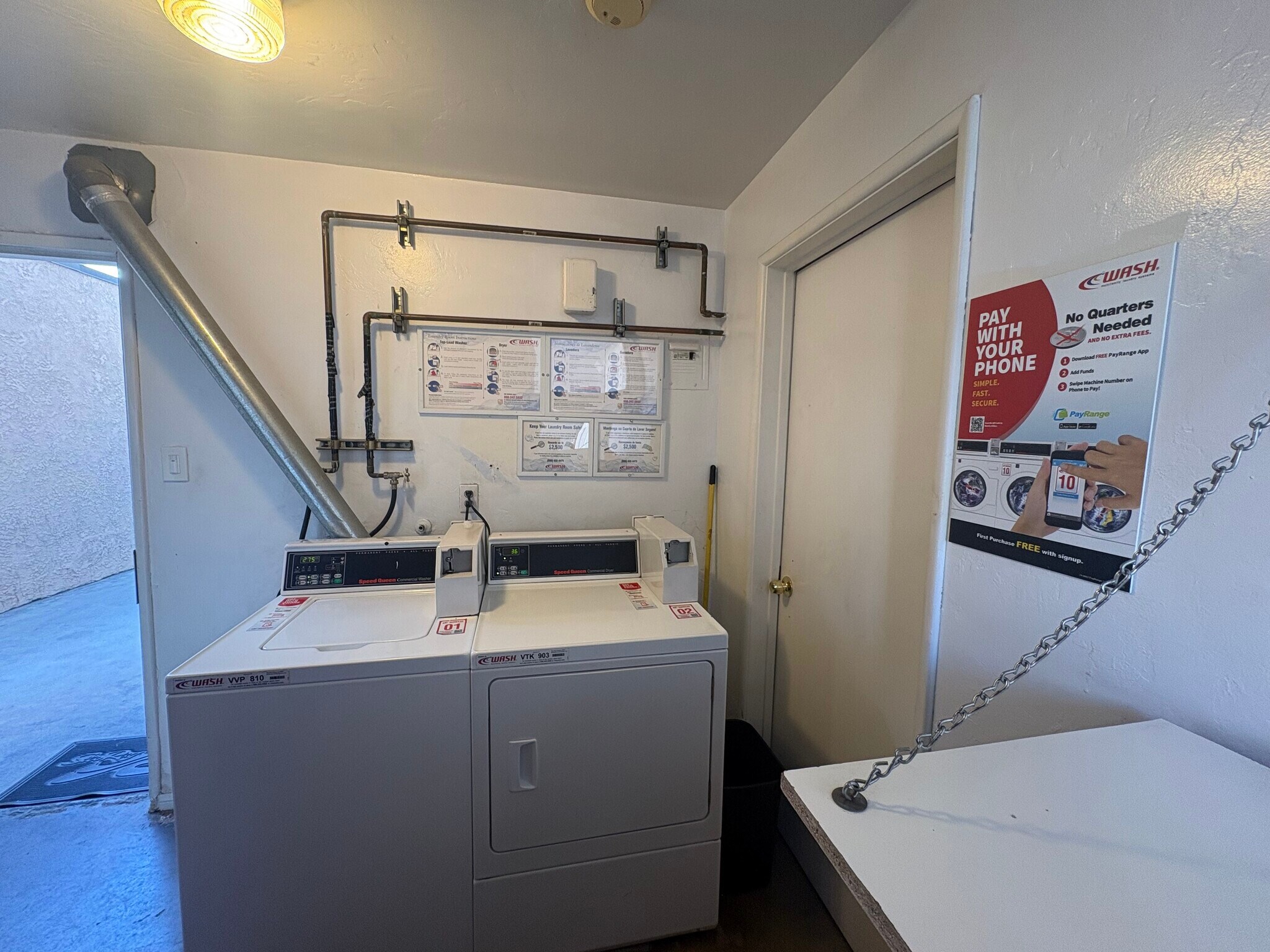 Building Photo - 933 E 1st St