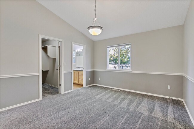 Building Photo - Spacious Updated 3 Bedroom, 2 Bath home in...